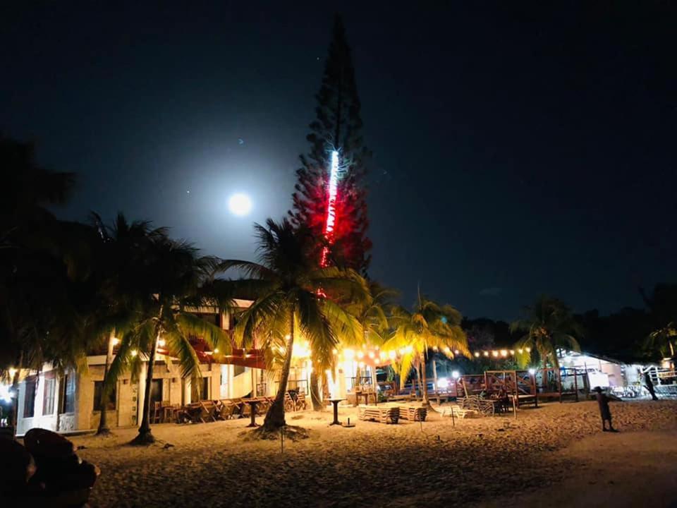 Coconut Tree West Bay Hotell Eksteriør bilde